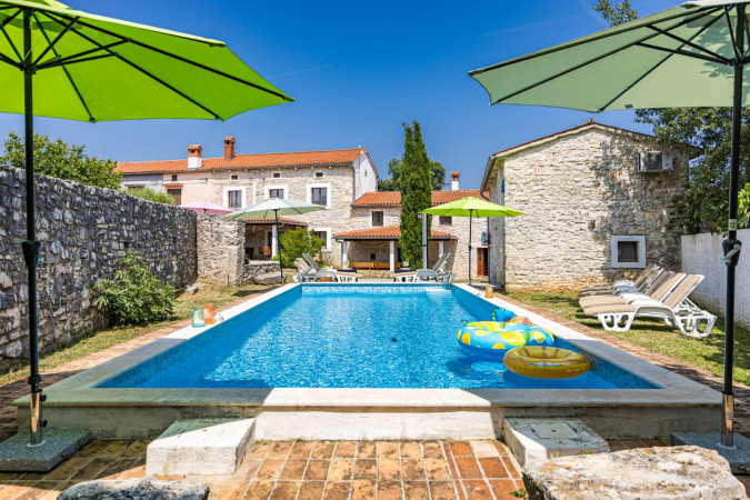 Villa Barbara, Villa Barbara – A complex of 3 houses with a shared courtyard and pool, Orihi – Istria, Croatia Orihi